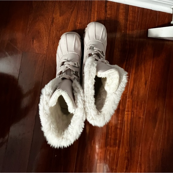 Baby pink fuzzy platform boots - Picture 3 of 4